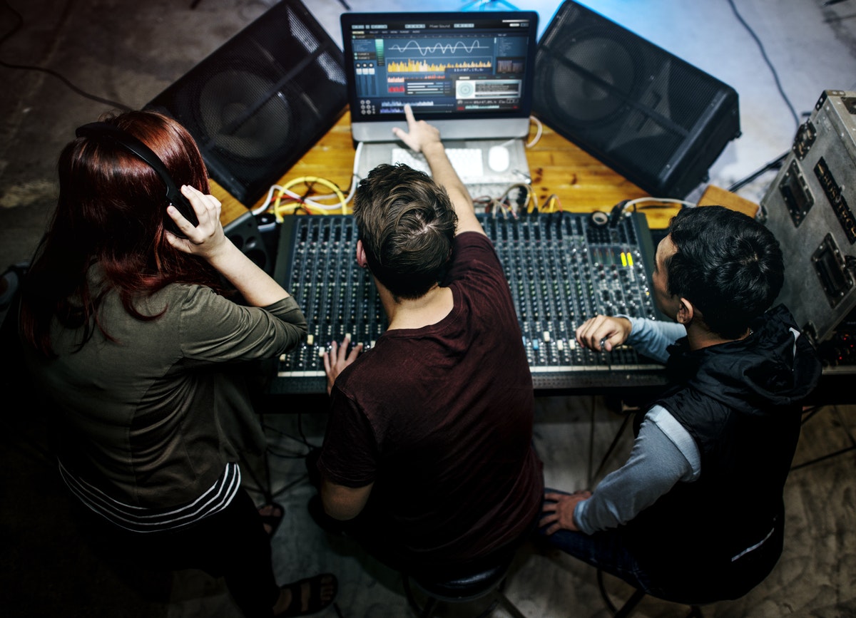 Mixing Lagu Acapella: Cara Layer di Atas Instrumental Secara Halus