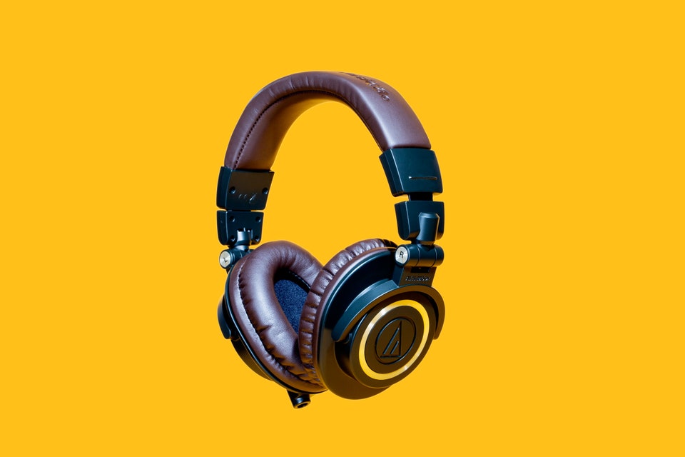 headphone Audio-Technica ATH-M50x untuk DJ mixing dan produksi musik dengan suara akurat dan build kokoh