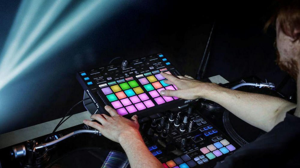tampilan Serato DJ Pro dengan pad controller sedang dipetakan ke tombol FX menggunakan fitur MIDI mapping