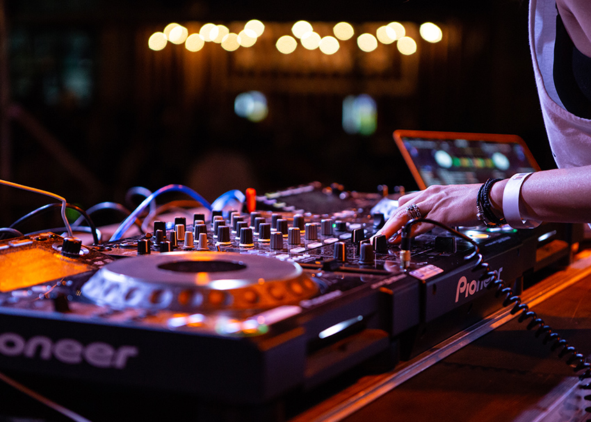 Mixer vs Kontroler All-in-One: Mana yang Lebih Fleksibel untuk Hybrid Setup?