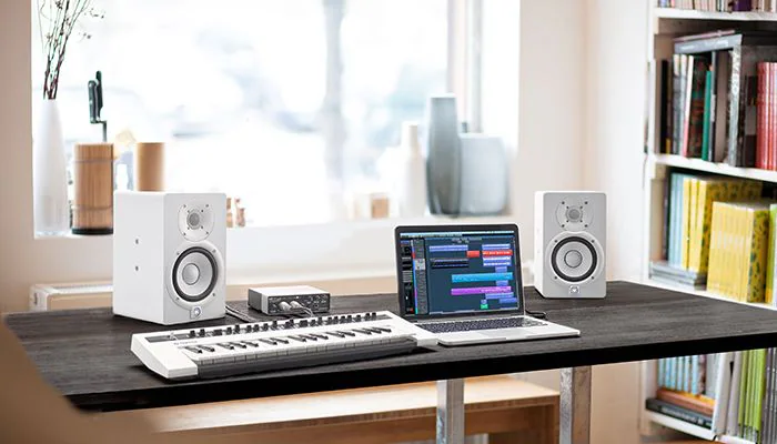 Yamaha HS5 monitor speaker flat response, ideal untuk mixing EDM di ruang kecil