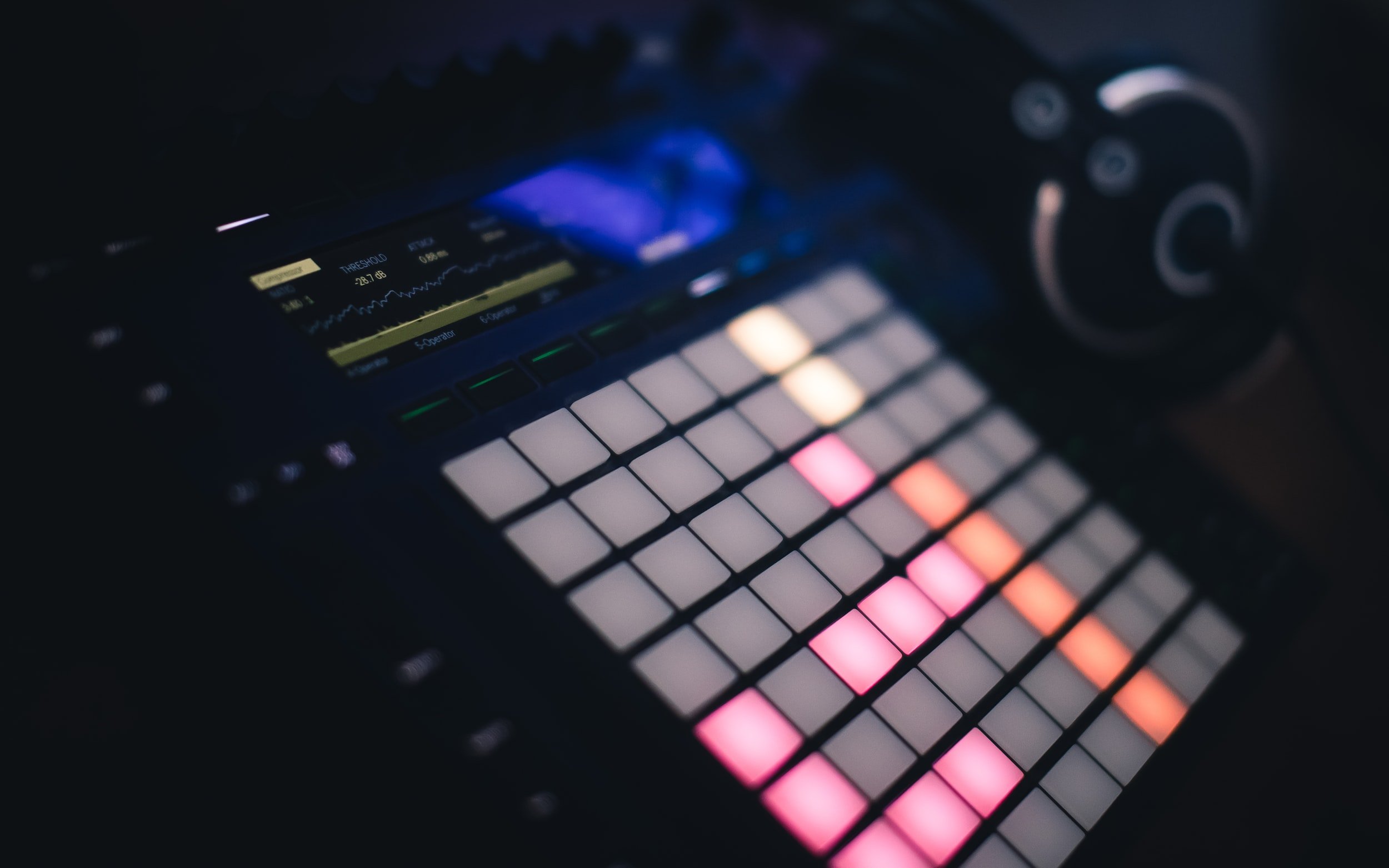 Launchpad vs Sampler DJ: Mana Lebih Cocok untuk Live Performance?