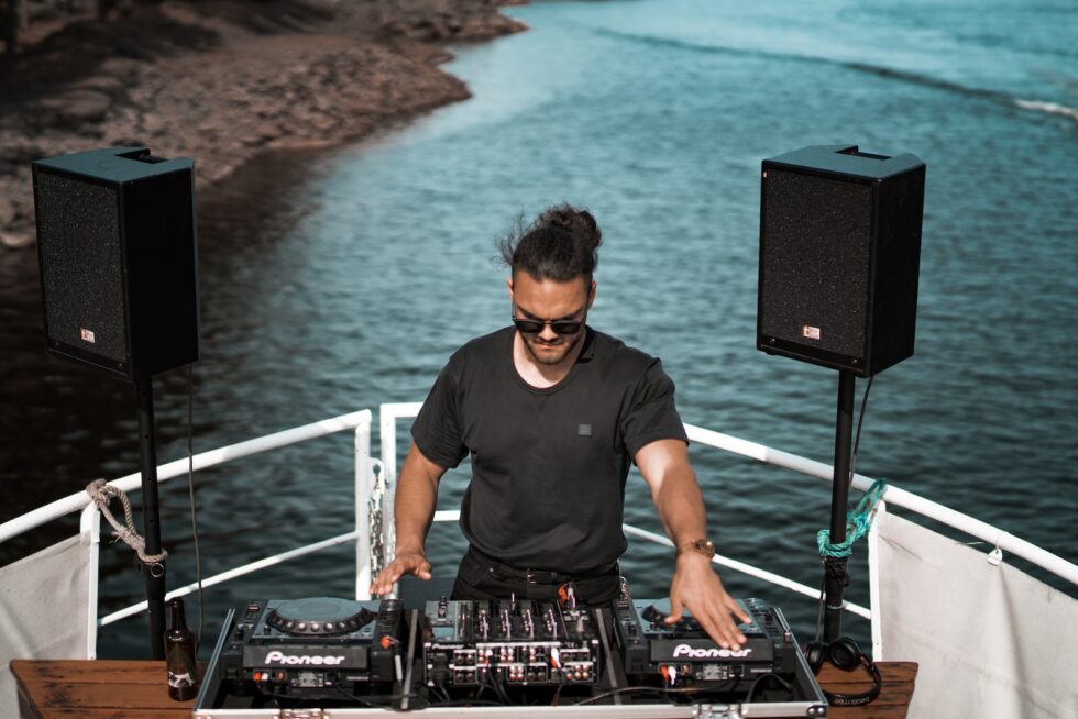 Kapan Perlu Gunakan Booth Monitor di Setup DJ?