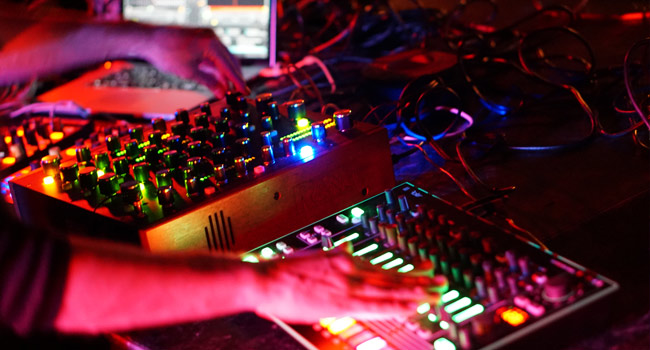 Set DJ Modular 30 Menit: Cara Layering Tanpa Jeda