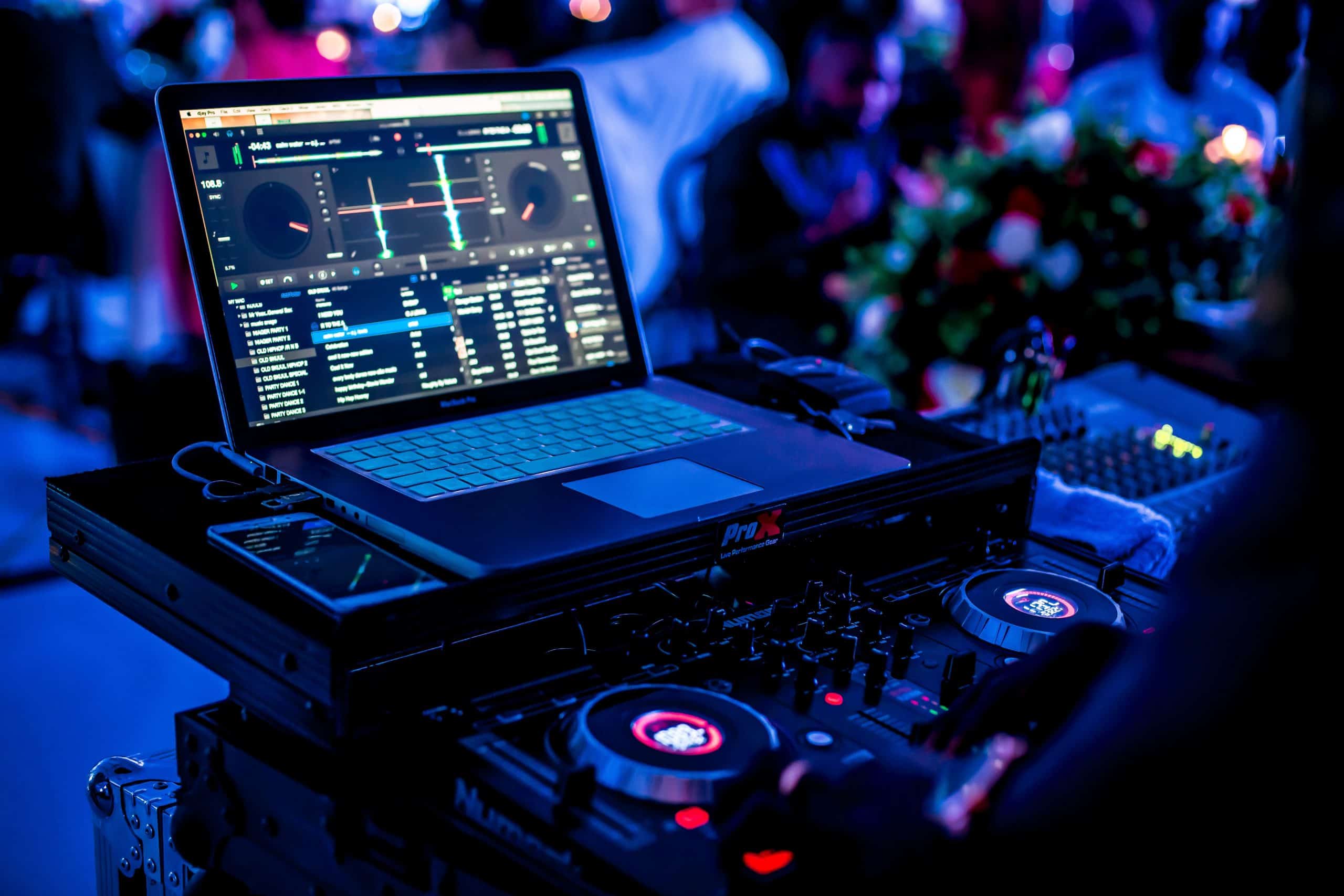setup DJ modular dengan empat deck terhubung ke mixer profesional, siap digunakan untuk latihan layering dan mixing multi-track